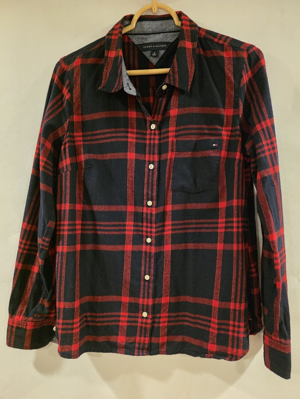 Tommy Hilfiger Red & Navy Blue Plaid Button-Up 100 % Cotton Shirt Size Medium